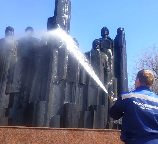 РВК-Воронеж провел «чистую пятницу» для городских монументов